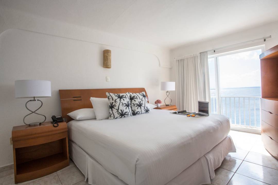 Deluxe oceanfront rooms with a king bed Coral Princess Hotel & Dive Resort Cozumel Deluxe oceanfront rooms with a king bed Coral Princess Hotel & Dive Resort Cozumel