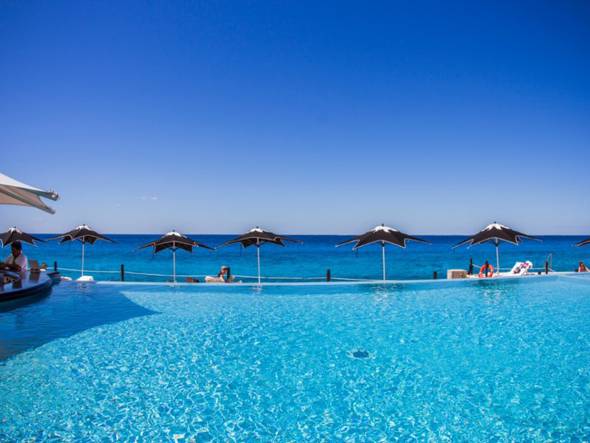 Heated infinity-edge pool Coral Princess Hotel & Dive Resort Hotel Cozumel